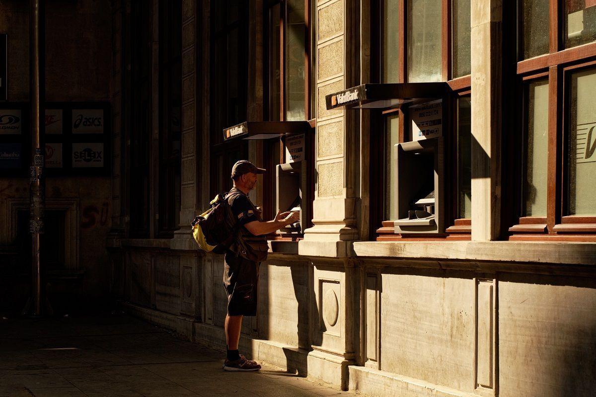 Több ezer forintba kerül már az átlagfizetés felvétele az ATM-ekből