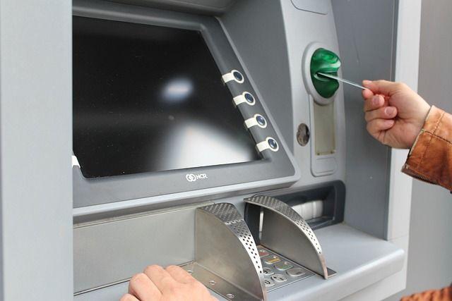 Lejárt a határidő: kiderült mennyi ATM-et kell telepíteniük a bankoknak