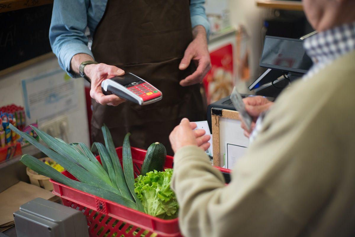 Több mint egy év után csak elindult a bolti készpénzfelvétel