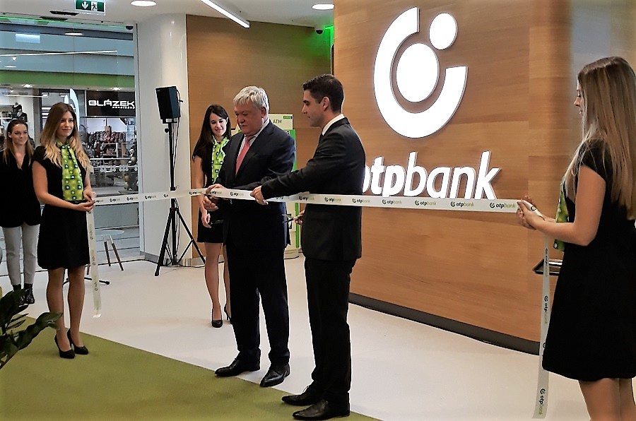 Sányi Sándor átadja az OTP innovatív bankfiókját Budapesten