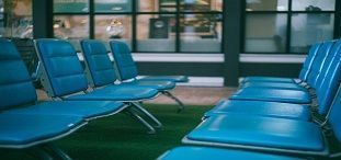 Üres reptéri székek