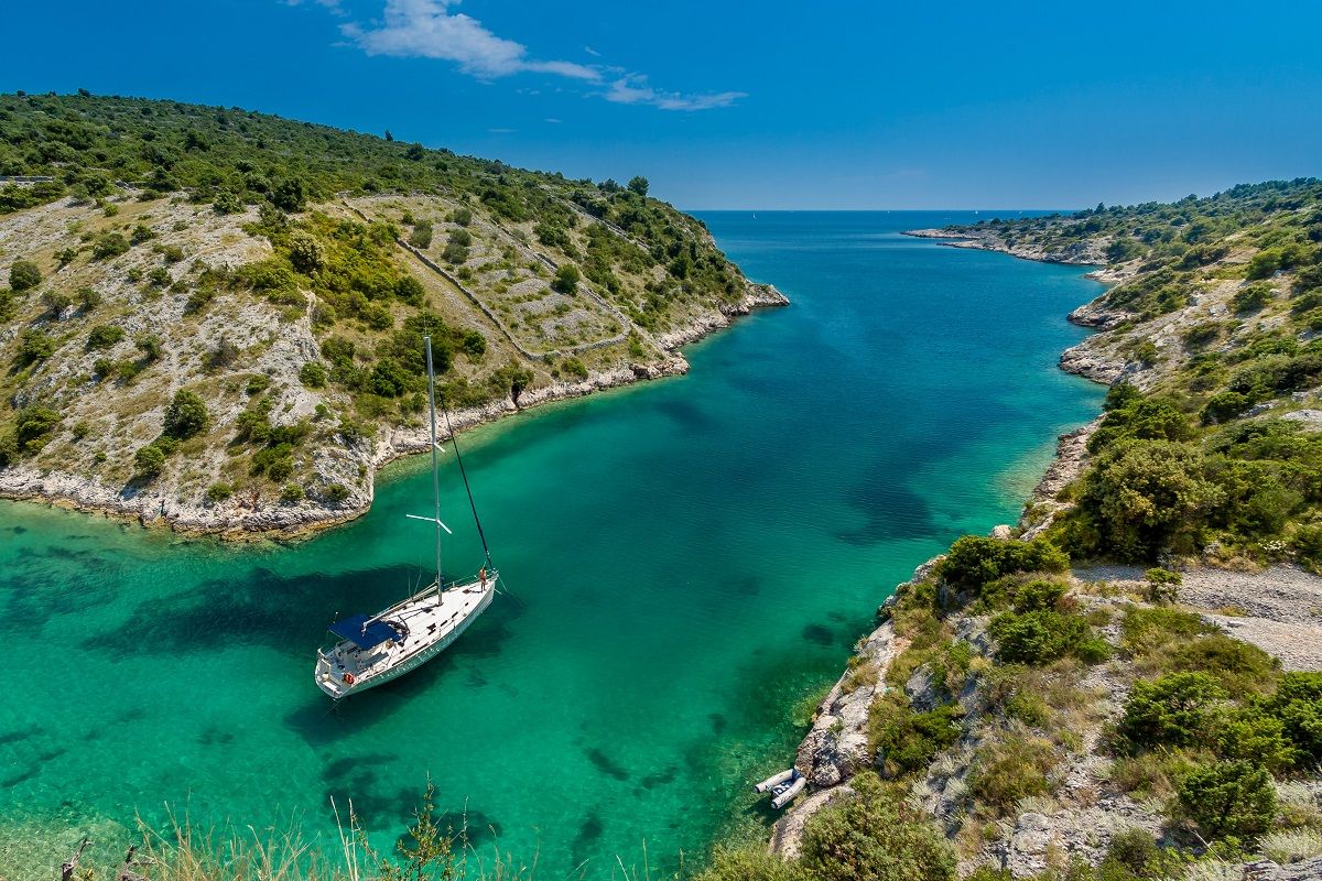 horvát tengerparti öböl csónakkal
