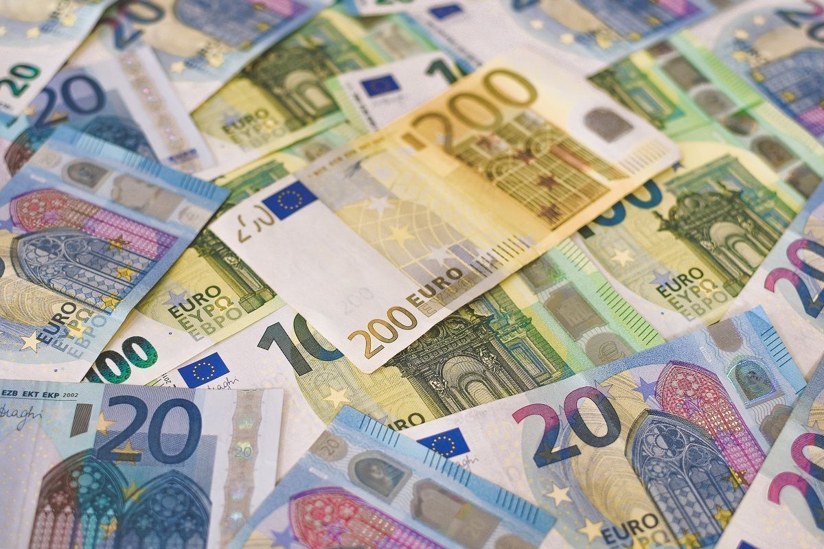 Eurós bankjegyek egymásra halmozva