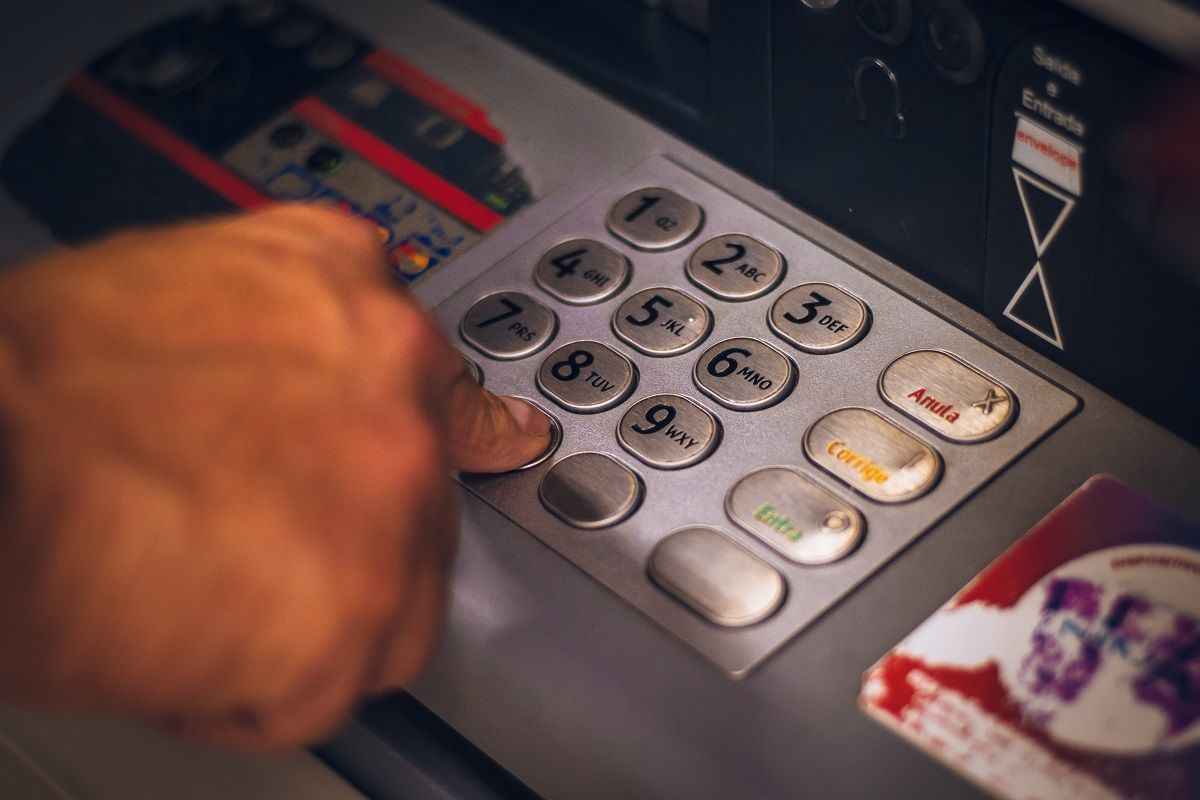 Egy ATM számlapján üt be számokat egy kéz