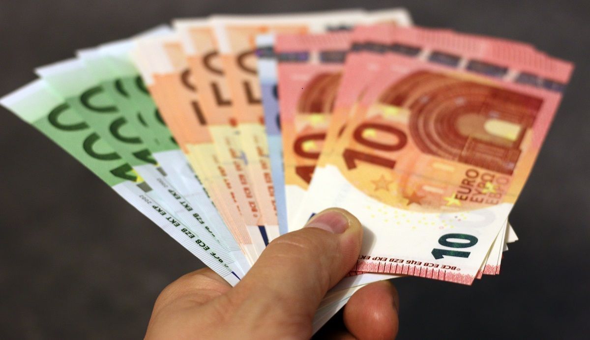 Ismét 400-nál a forint euró árfolyama